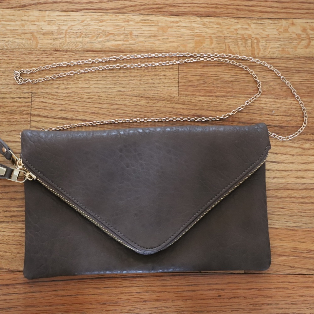 Cross body purse with removable strap